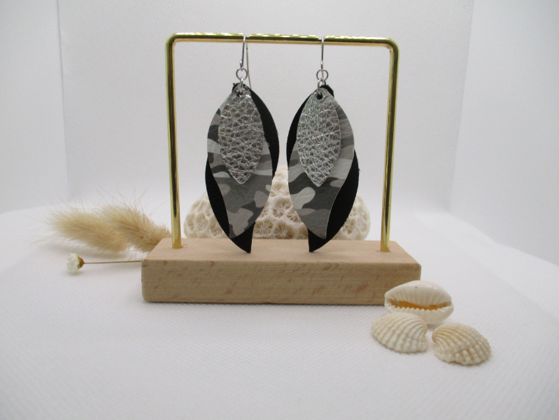 Boucles d'oreilles noires et impression camouflage