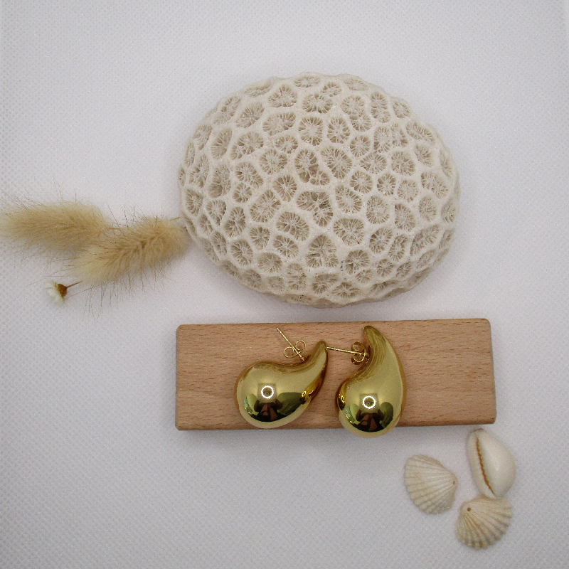 Boucles d'oreilles dorées gouttes d'eau