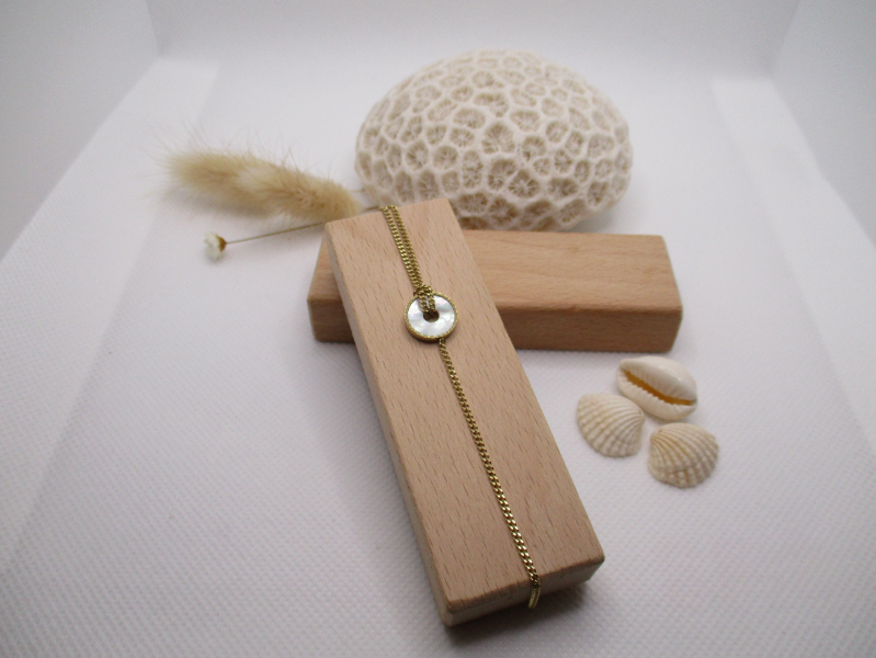 Bracelet doré et nacre