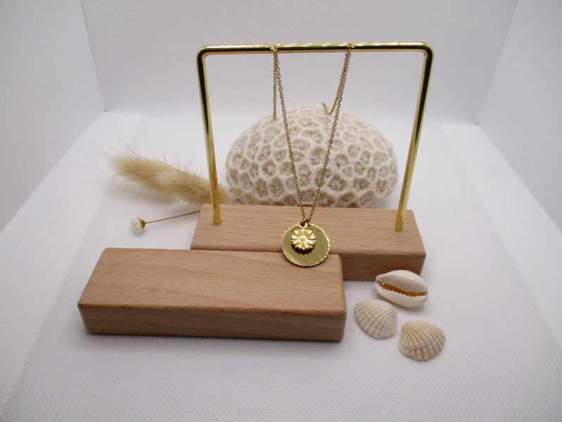 Collier médaille dorée et petite fleur