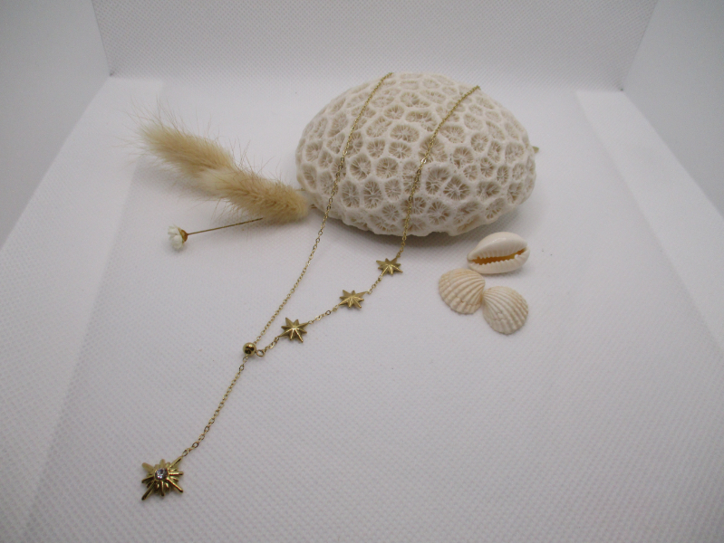 Collier en acier doré avec étoiles du nord et cristaux